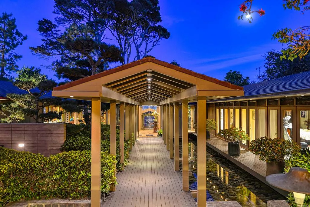 Indoor-outdoor transition in San Diego home