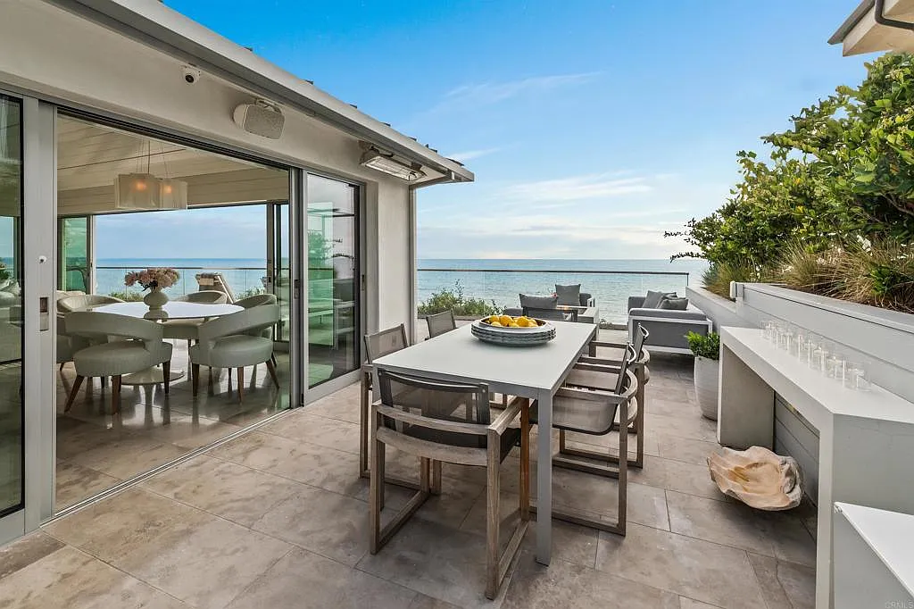 Indoor-outdoor transition in Solana Beach home