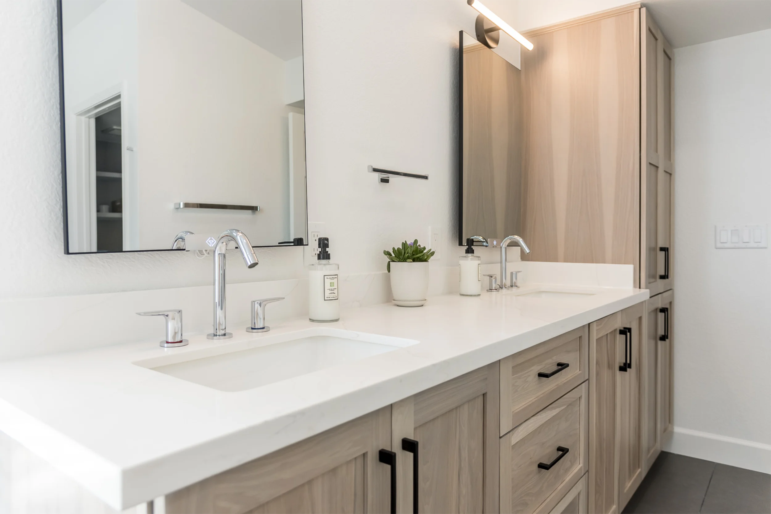 Double vanity with premium quartz counter