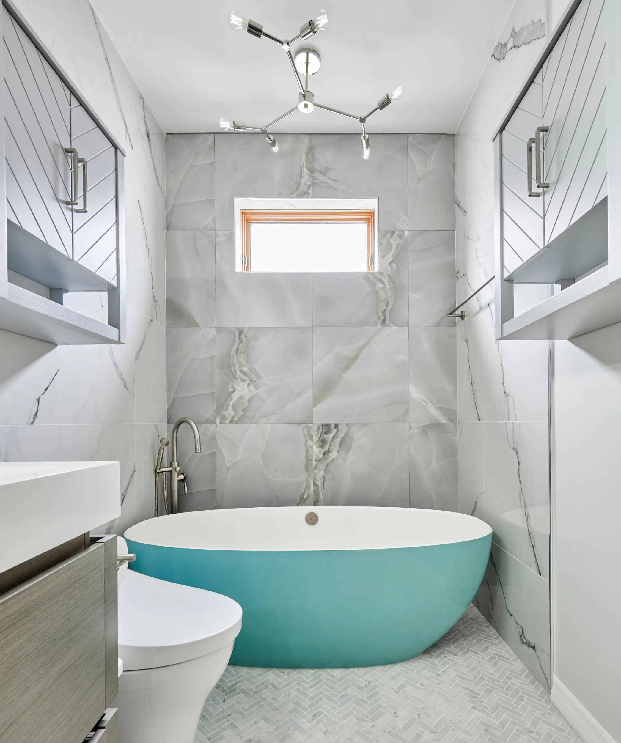 Freestanding soaking tub