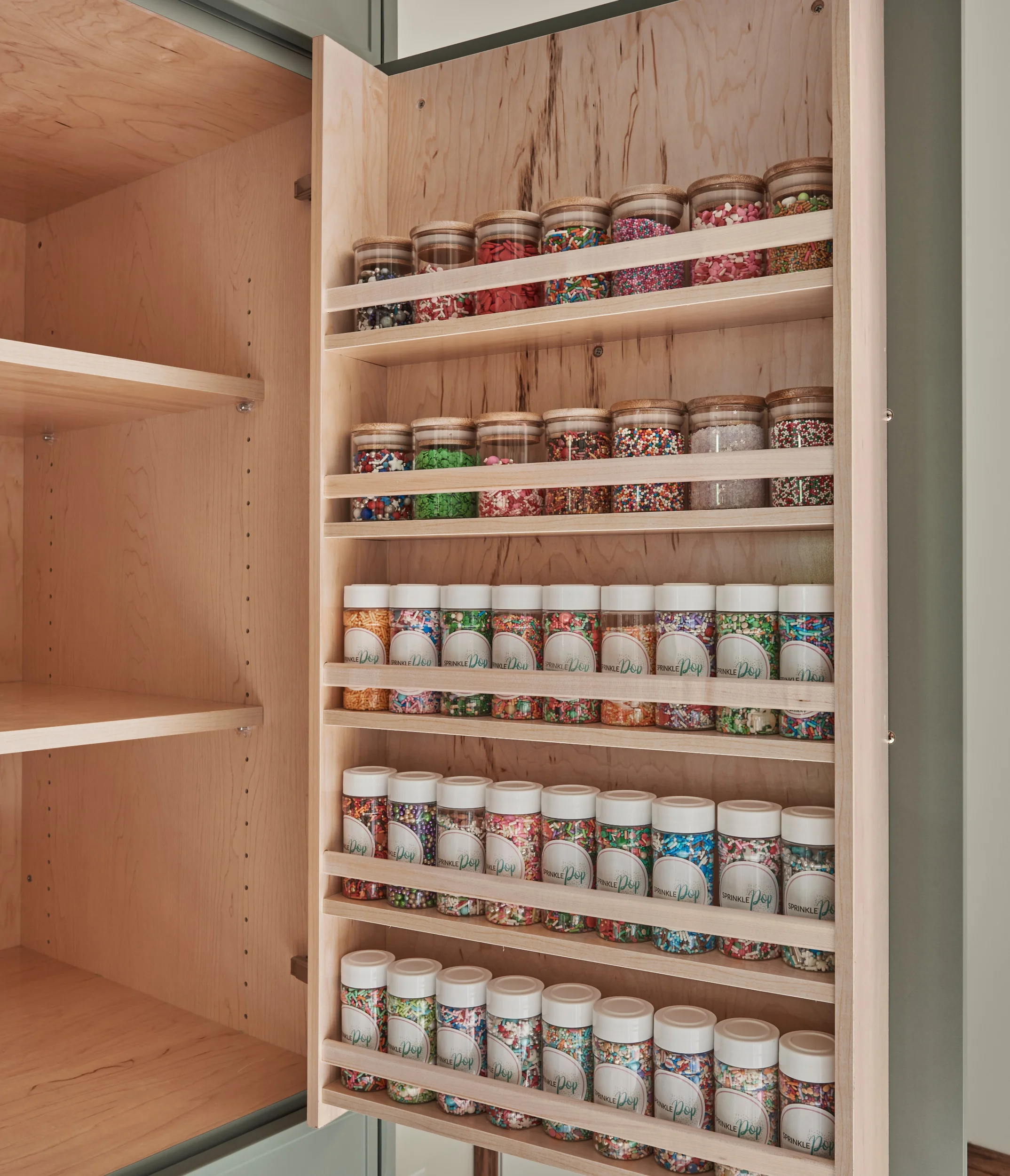 Pantry cabinet